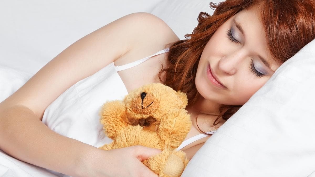 Cada vez más adultos duermen con peluches y los expertos explican por qué no es una rareza