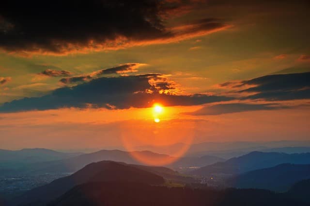 La llamarada solar más potente de 2025 se dirige a la Tierra: posibles auroras visibles en medio mundo