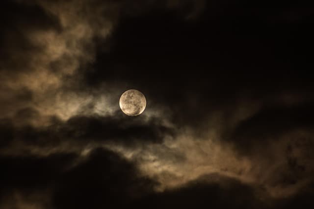 ¿Por qué tu móvil nunca hace buenas fotos a la luna? El truco revelado por un ingeniero