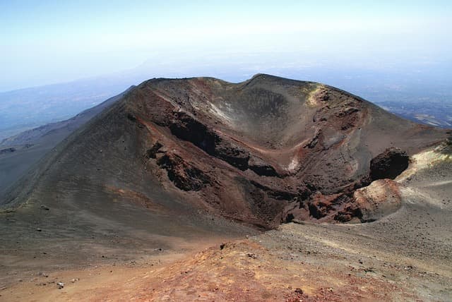 El Etna vuelve a captar la atención del mundo: por que el volcán mas activo de Europa no deja de sorprender