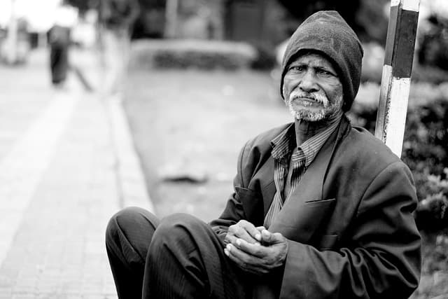 El impacto emocional de la soledad en Navidad: consejos de expertos para superarla