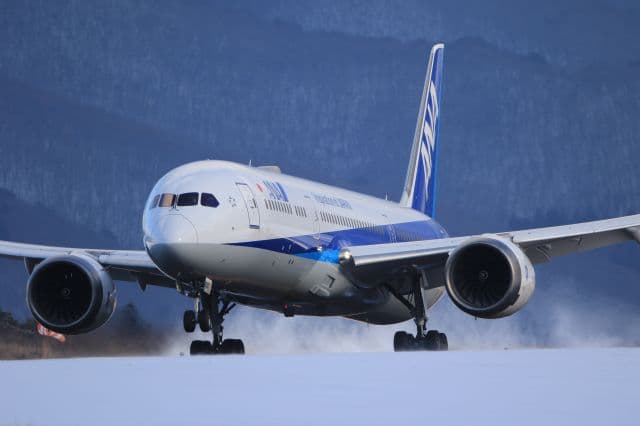 Avión despega en 2026 y aterriza en 2025: el vuelo que viajó al pasado