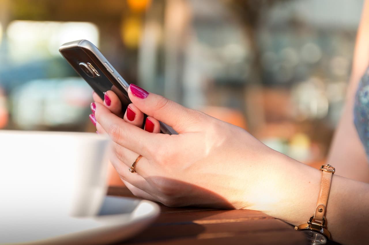 Vivir sin smartphone en 2026: el número de personas que renuncian al móvil inteligente no deja de crecer