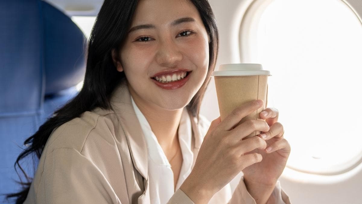 Por qué el café sabe diferente cuando viajas en avión según la ciencia