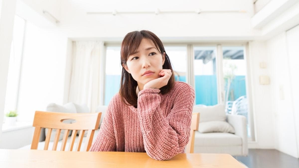 La ciencia aclara por qué hablar solo no es raro ni negativo: una revisión reciente desmonta el estigma