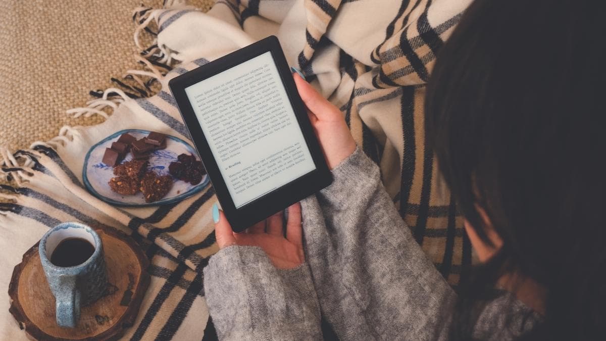 Por qué cada vez más personas están abandonando el móvil para leer y optan por pantallas que no distraen
