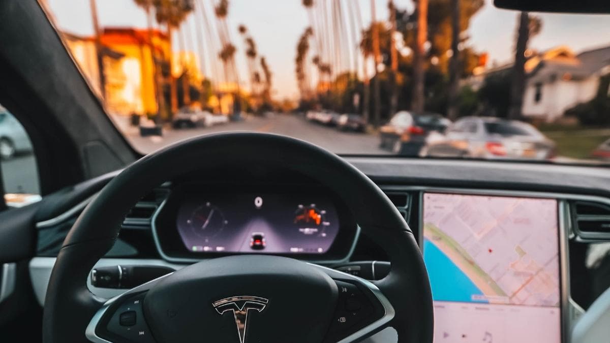 Tesla da un giro de última hora y apostará solo por la suscripción mensual para la conducción autónoma