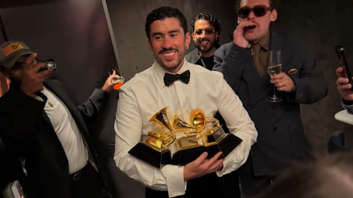 “Debí tirar más fotos”, de Bad Bunny, hace historia al ganar el Grammy a Álbum del Año