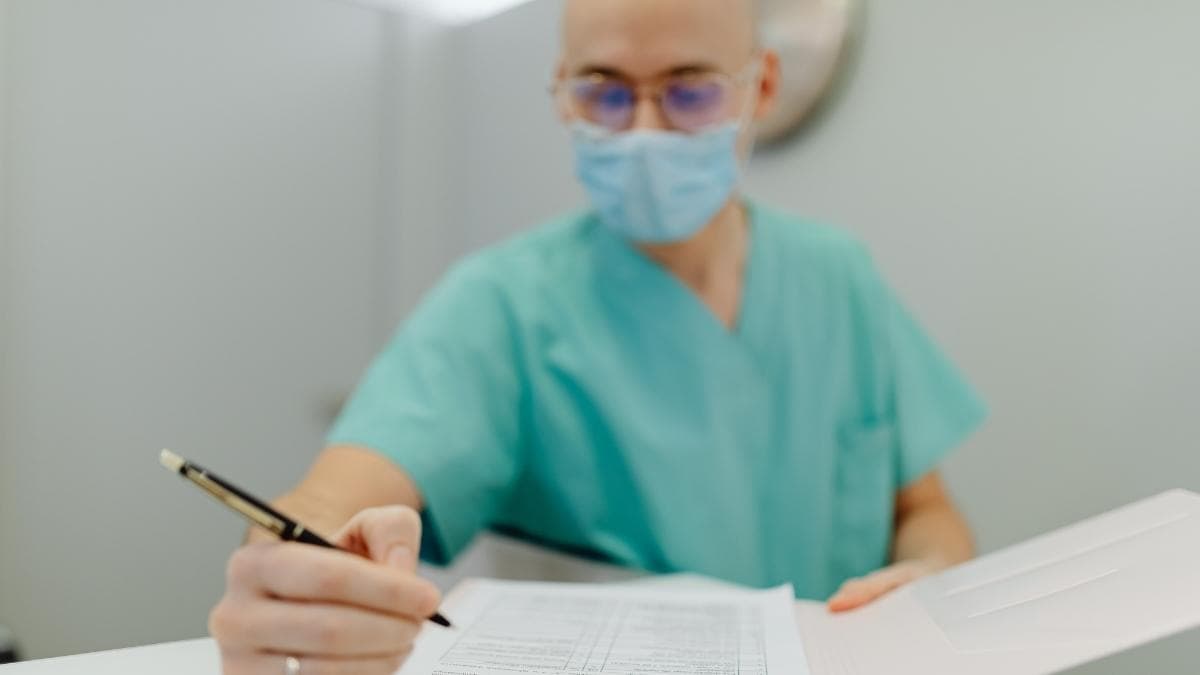 Cuánto cobra un médico en España en 2026: sueldos reales por especialidad y comunidad