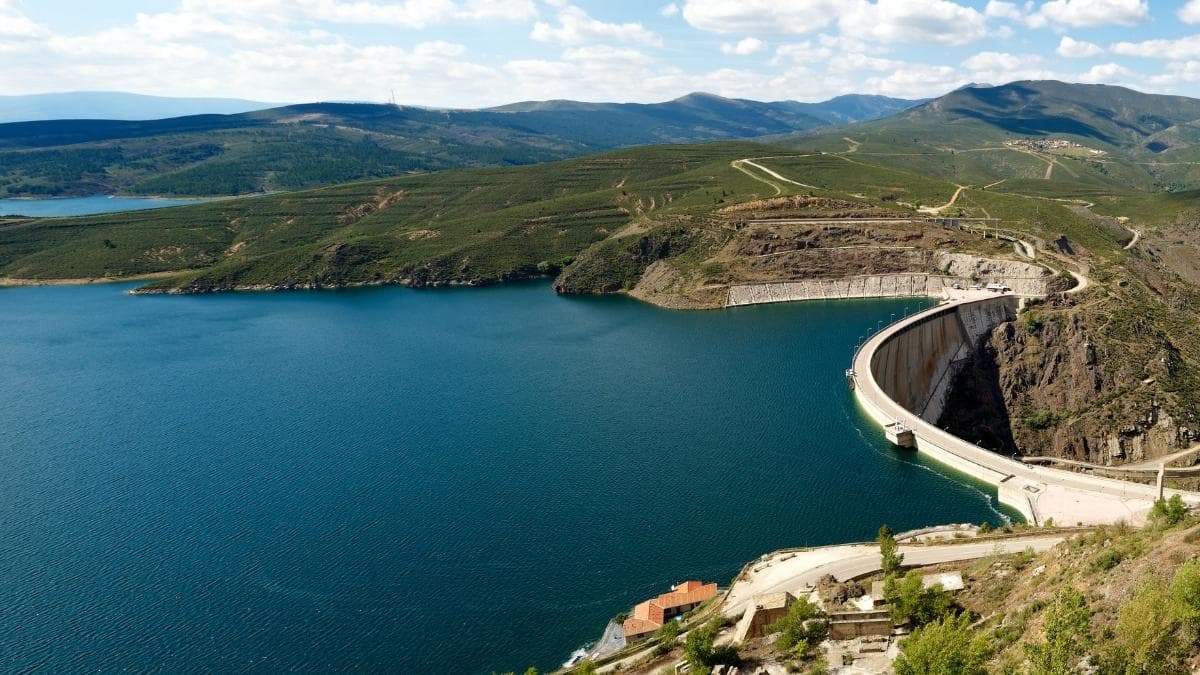 Así están los pantanos en España tras las borrascas Leonardo y Marta: suben las reservas, pero crece la vigilancia